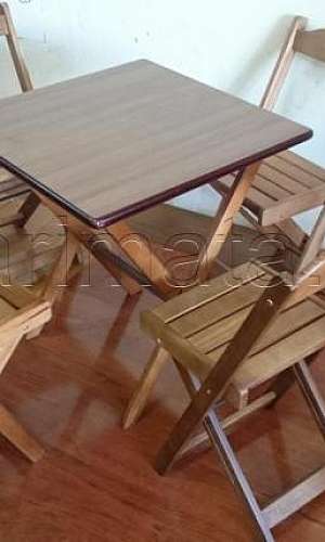  Mesas e cadeiras de madeira 